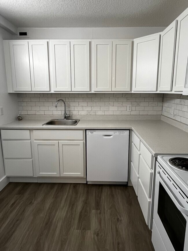 Photo du bâtiment - SPACIOUS TWO BEDROOM TWO BATHROOM APARTMEN...