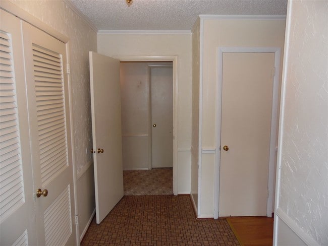 Building Photo - 203 Alpine Dr
