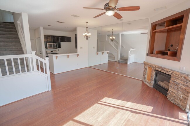 Foto del edificio - 2 Bedroom Townhome in Santa Clarita!