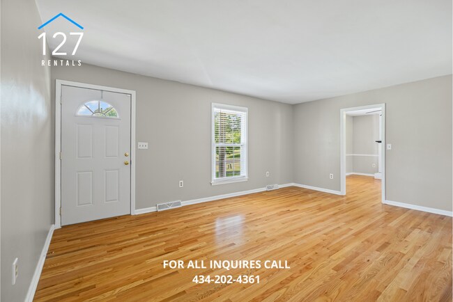 Foto del edificio - Spacious 4-Bedroom Home with Dual Kitchens...