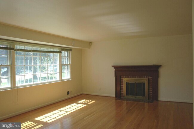 Building Photo - 6930 Hector Rd