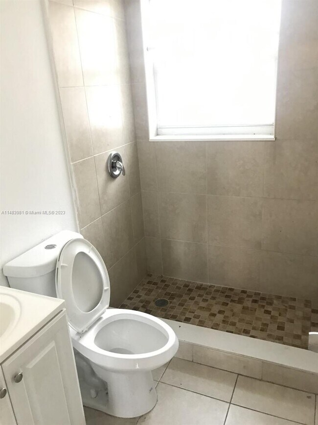 Foto del edificio - 155 NE 59th St