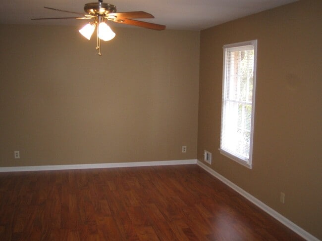 Foto del edificio - This Home is an Entertainer's Delight on Corner Lot!