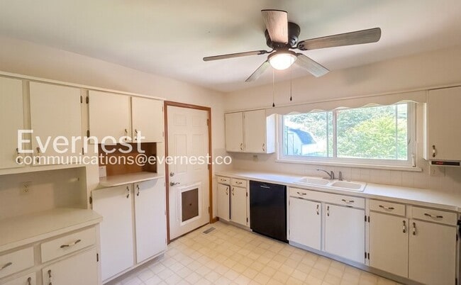 Building Photo - 1407 Cloverdale Cir
