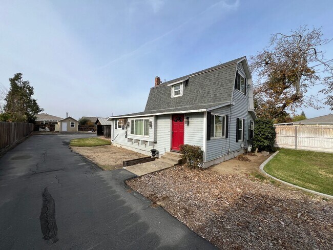 Foto del edificio - Nostalgic 3-bedroom Farmhouse in Hughson!