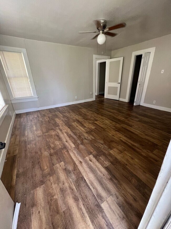 Building Photo - Adorable One Bedroom Duplex!