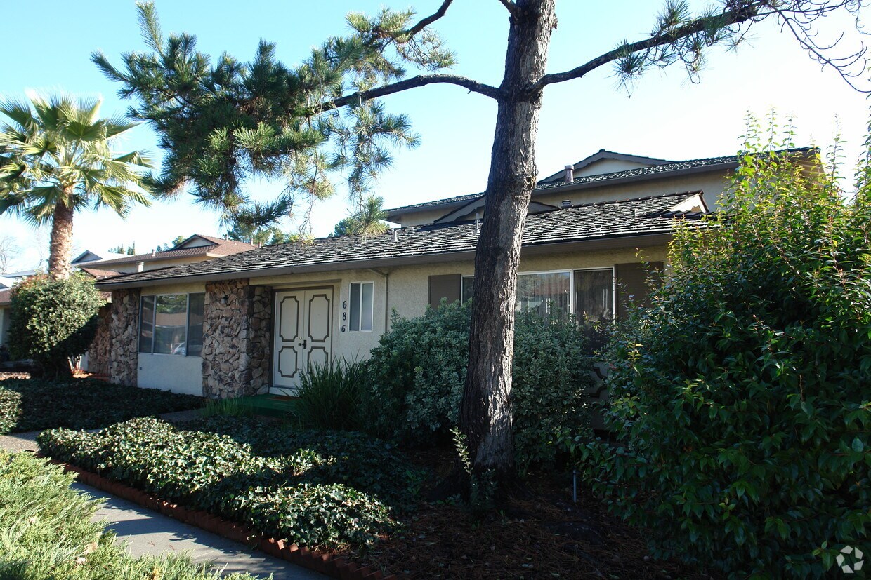 Building Photo - 686 Rebecca Way