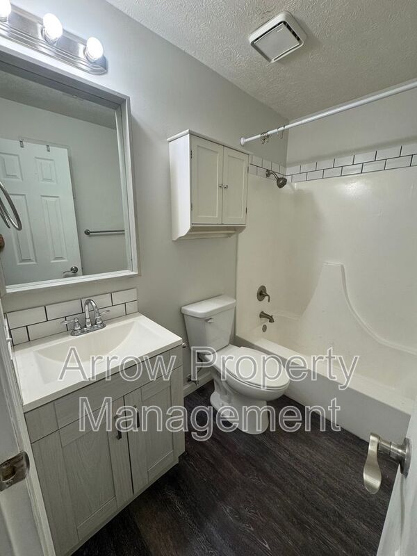 Building Photo - 526 S 25th St