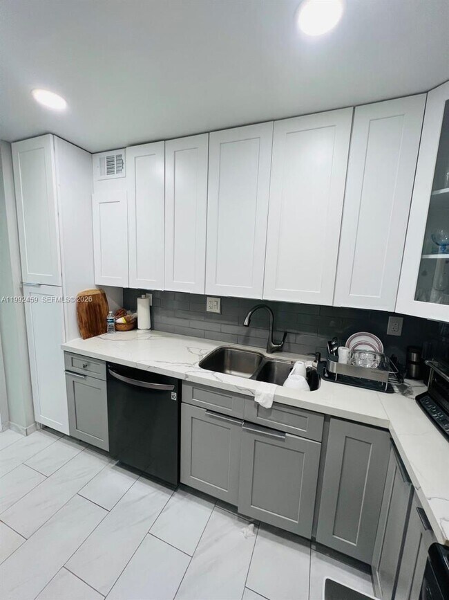 Foto del edificio - 400 Kings Point Dr