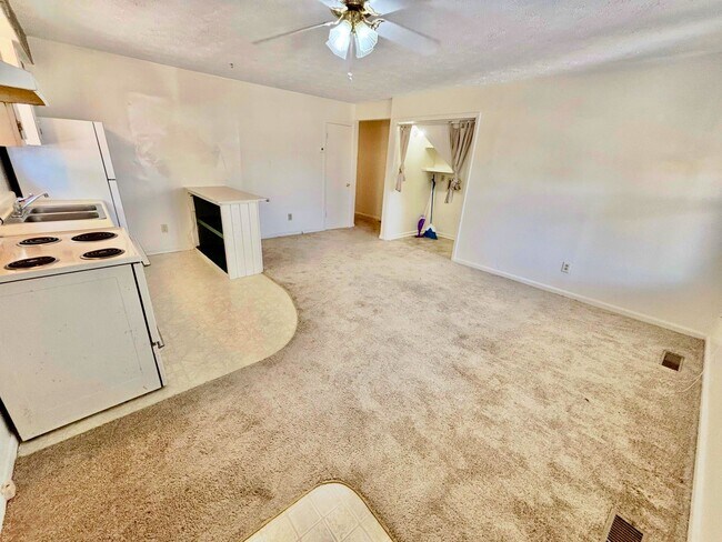 Foto del edificio - 2 Bedroom Available AUGUST 2026!!