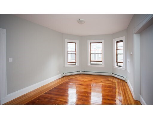 Foto del edificio - 183 Rindge Ave