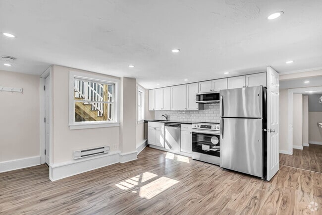 Building Photo - 465 E 8th St