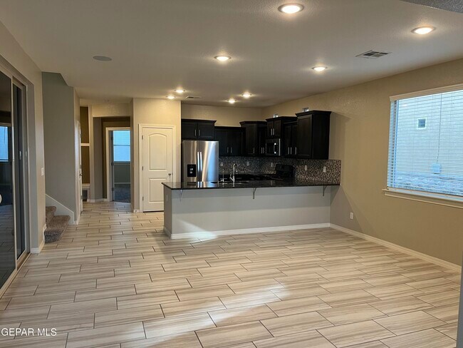 Foto del edificio - 14823 Pebble Hills Blvd