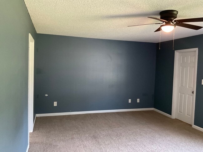 Foto del edificio - Spacious 3 bedroom 2 bath home! Walk in closet! Galley Kitchen! Open floor plan! Fenced in back y...