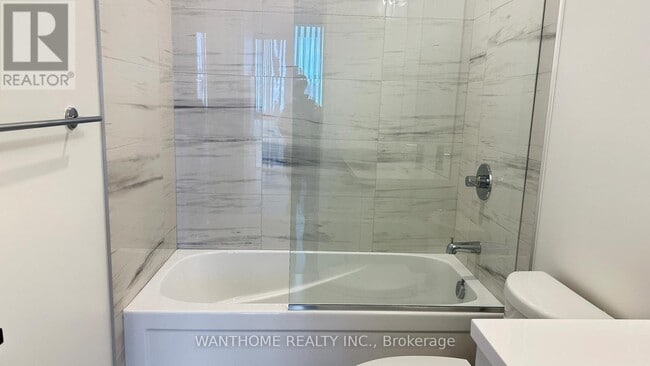 Photo du bâtiment - 8 Interchange Wy