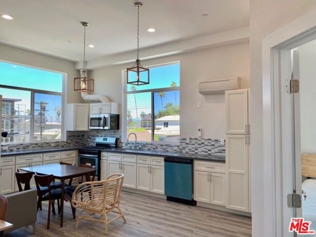 Building Photo - 1129 W 37th St