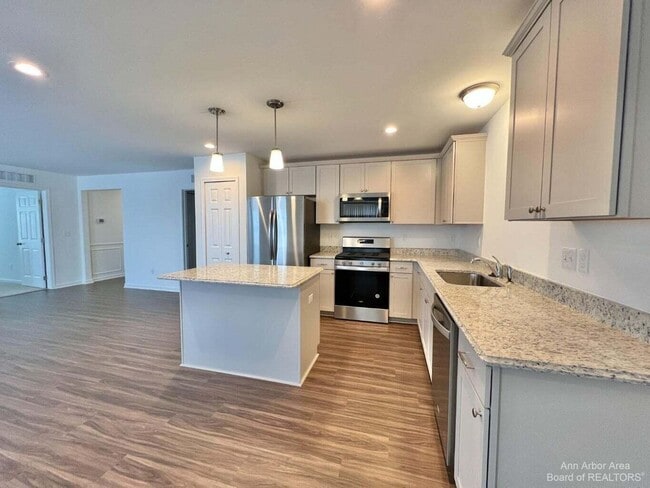 Building Photo - 10284 Swan Lake Cir