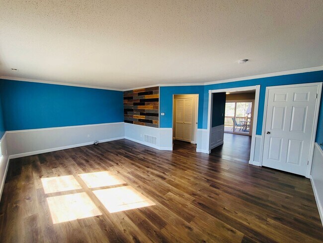 Building Photo - 3BD Townhouse with Finished Lower Level, W...
