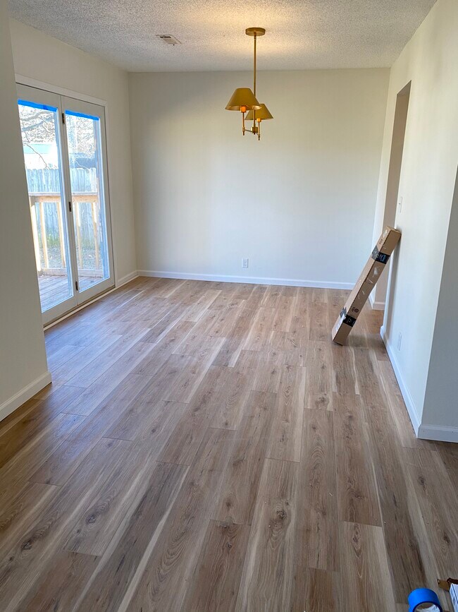Building Photo - 1121 Woodland Dr