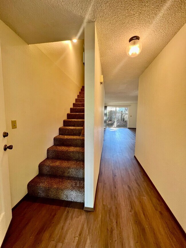 Foto del edificio - Newly Updated Duplex (Unit A) - Water incl...