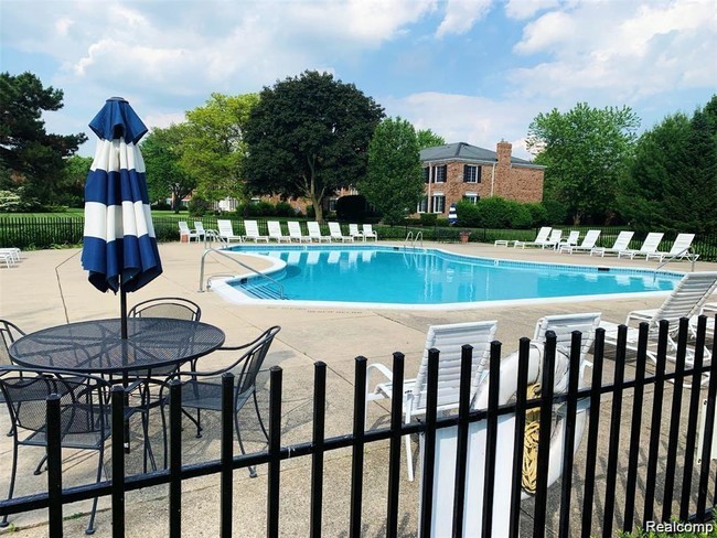 Foto del edificio - 670 E Fox Hills Dr