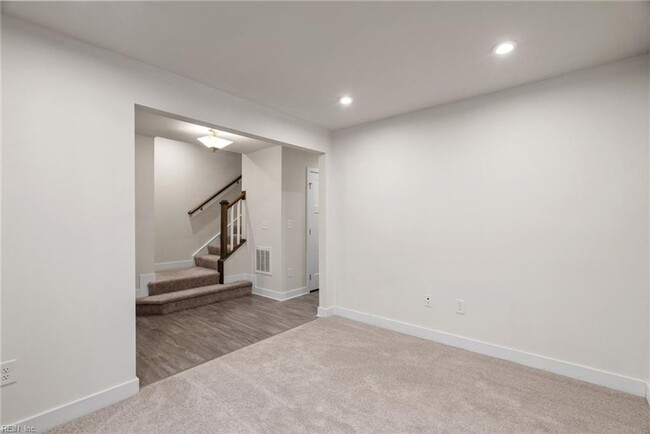 Building Photo - Newer Construction 3 Story Condo!