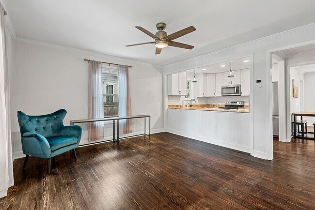 Foto del edificio - Cute 3 BR Bungalow with Backyard Oasis!