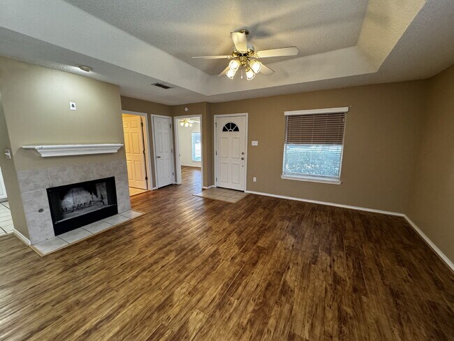 Foto del edificio - Stunning Duplex Featuring Hardwood Floorin...