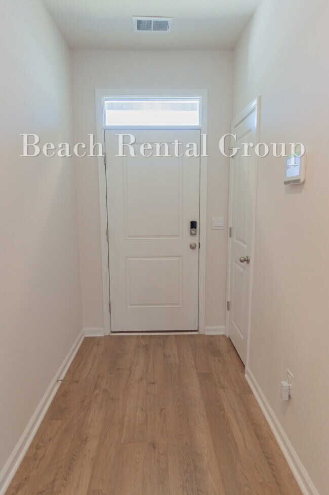 Foto del edificio - Spacious 4 Bedroom with Pond View