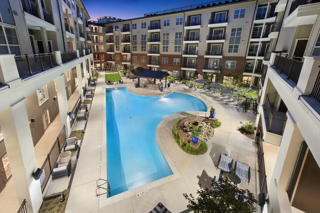 Piscina estilo centro turístico - Overture Buckhead South 55+ Apartment Homes