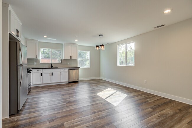 Building Photo - 6204 Brynhurst Ave