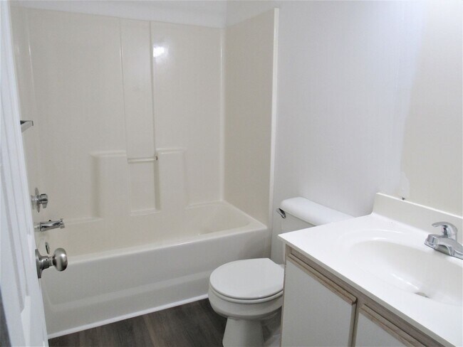 Foto del edificio - 300 Meadowbrook Ln