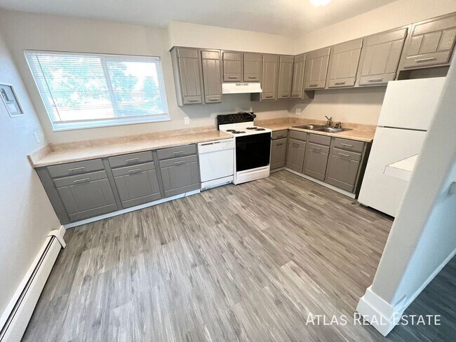 Building Photo - 2840 Montebello Dr W