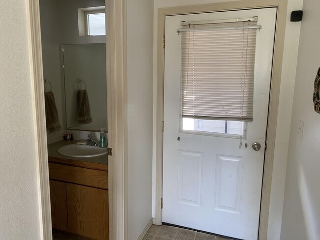 Building Photo - 857 N Garfield St