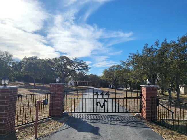 Foto del edificio - **APPLICATION RECEIVED** *COMING SOON!* Stunning Custom Home on 1.98 Acres in Gated Lantana Ridge!
