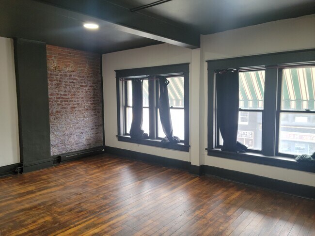 Large Livingroom - 607 Lincolnway