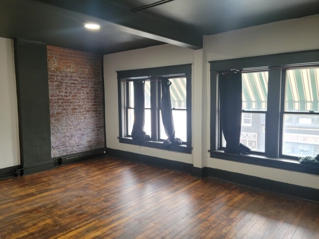Large Livingroom - 607 Lincolnway