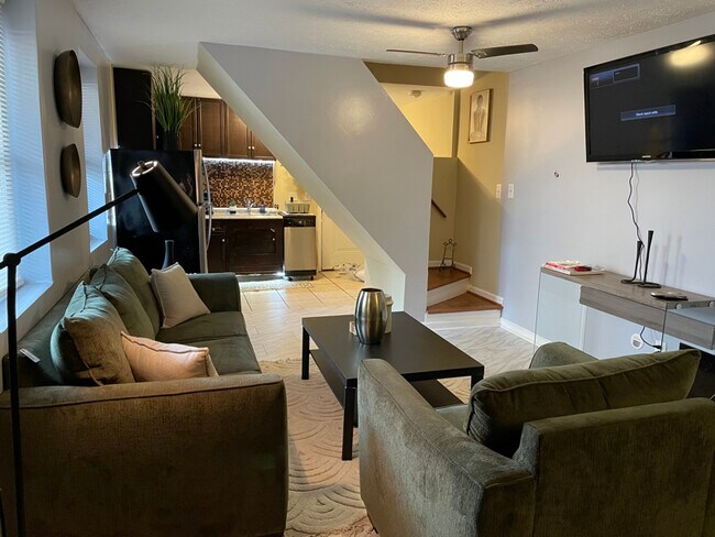 Building Photo - 888 W Lombard St