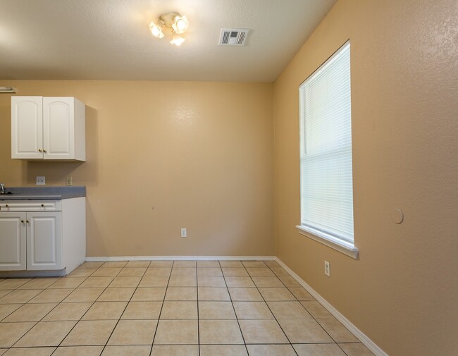 Building Photo - 203/205 6th Place