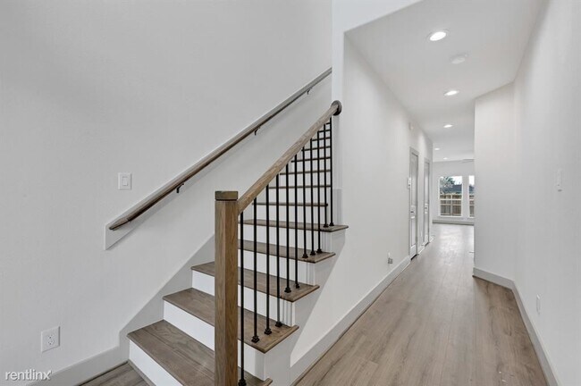 Building Photo - 3 br, 2.5 bath Duplex - 4610 Redbud Street A