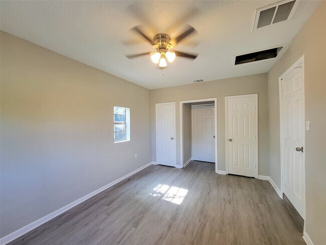 Foto del edificio - 4909 Holloway Dr