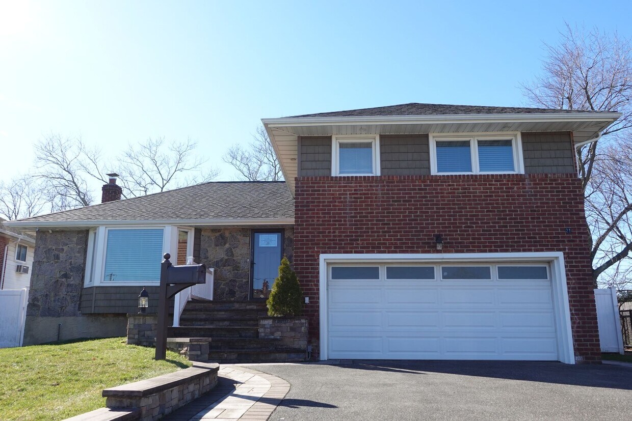 21 Market Dr, Syosset, NY 11791 House Rental in Syosset, NY