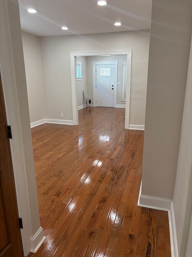 Building Photo - A newly updated 3 bedroom in Old North!