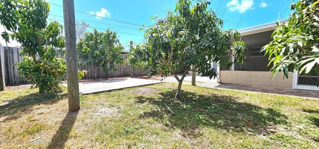 Foto del edificio - 1380 Floral Ln