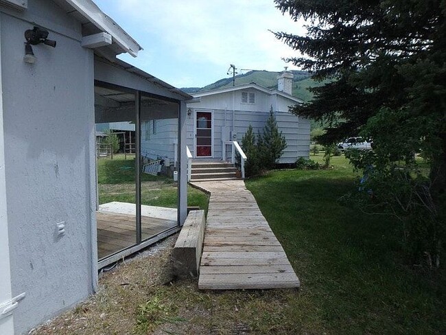 Building Photo - 115 Burton Ln