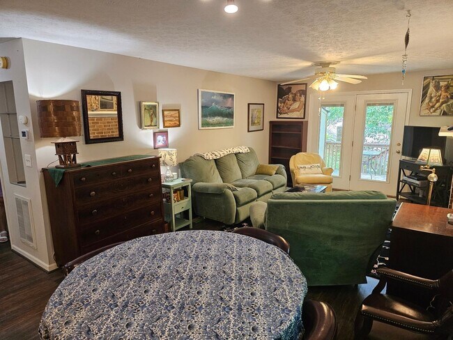 Foto del edificio - Charming 2-Bedroom 2-Bathroom Furnished Ho...