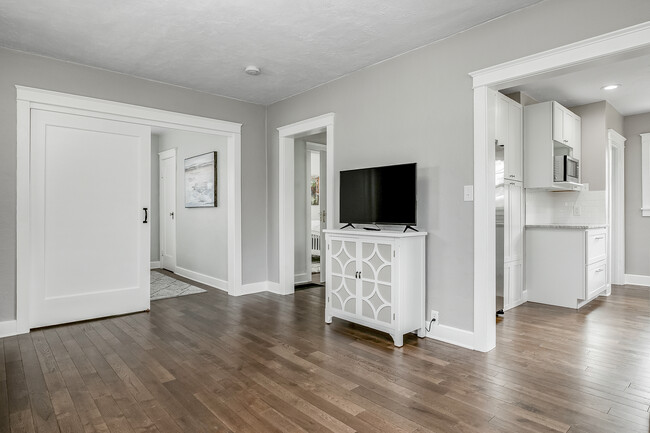Foto del edificio - 2117 W Jefferson St