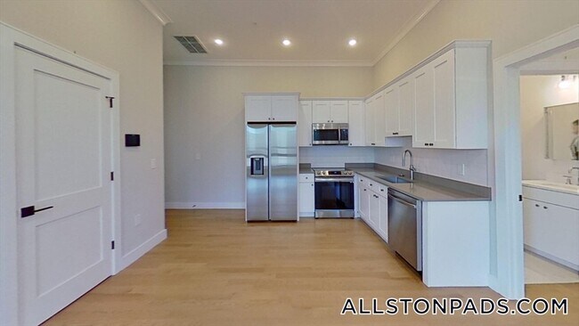 Building Photo - 16-18 Highgate St.