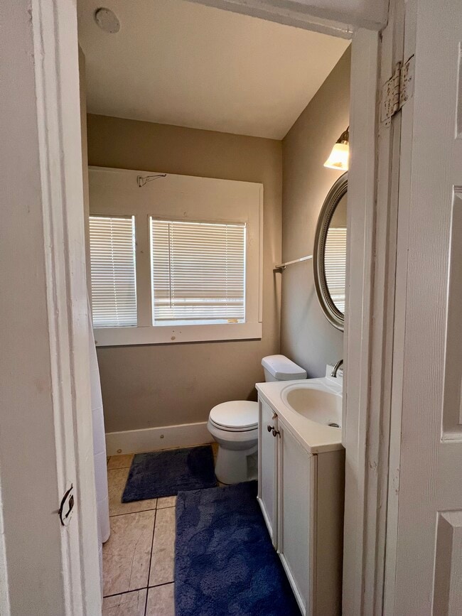 Private Bathroom - 2077 Cascade Rd SW