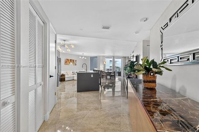 Building Photo - 9821 E Bay Harbor Dr